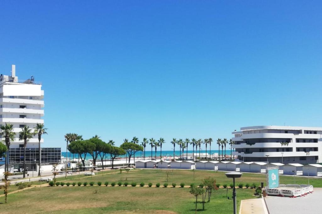 White-Blue Vibes, Seafront 2-Bedroom Apt Montesilvano Marina Eksteriør bilde