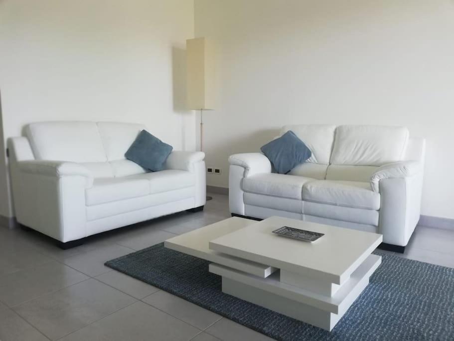 White-Blue Vibes, Seafront 2-Bedroom Apt Montesilvano Marina Eksteriør bilde